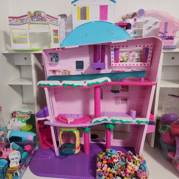 Shopkins Shopville Super Mall Playset with Huge Lot of Accessories - Picture 2 of 16